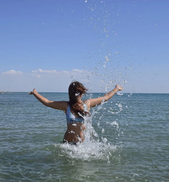 Hon Strössel Havsvatten Flygande Upp Spray Från Vattnet Kastar Flickan — Stockfoto