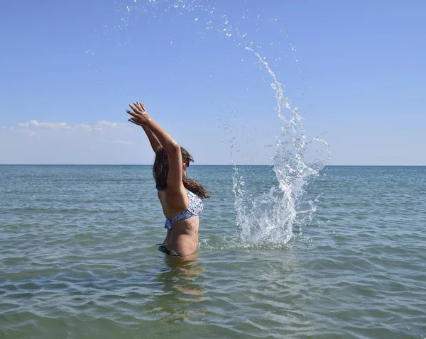 Брызгает Морской Водой Взлетают Брызги Воды Девушка Темными Волосами Купанием — стоковое фото