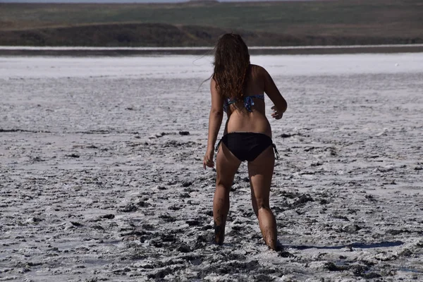 Kvinnan Promenader Längs Torr Botten Salt Lake Bakifrån Promenad Den — Stockfoto