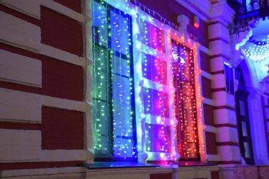 Sokak binalar Noel çelenk ve fenerler dekorasyon.