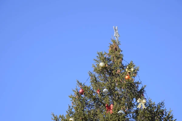 装饰新年树 圣诞圣诞树上的金属丝 球和其他装饰品站在露天 — 图库照片