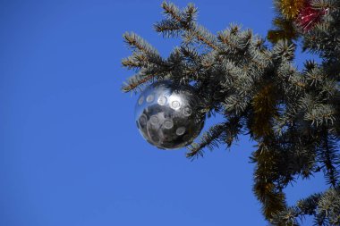 Süslemeleri yılbaşı ağacı. Tinsel ve oyuncaklar, topları ve diğer süslemeleri Noel Noel ayakta açık havada ağaç.