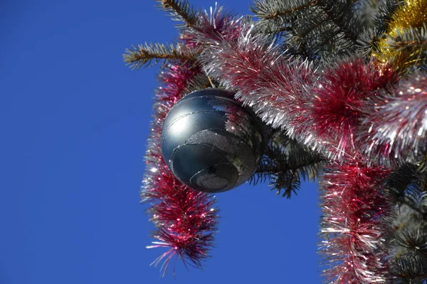 Δέντρο Διακοσμήσεις Νέο Έτος Στολίδια Και Παιχνίδια Μπάλες Και Άλλα — Φωτογραφία Αρχείου