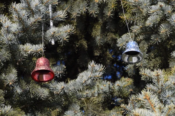 나무입니다 반짝이 장난감 야외에서 크리스마스 크리스마스 — 스톡 사진