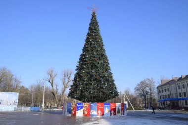 Süslemeleri yılbaşı ağacı. Tinsel ve oyuncaklar, topları ve diğer süslemeleri Noel Noel ayakta açık havada ağaç.
