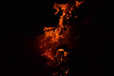 Ateşle. Geceleri pirinç kamışı yakmak.