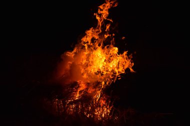 Ateşle. Geceleri pirinç kamışı yakmak.