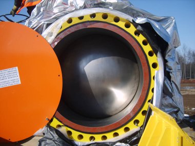 Sahalin, Rusya Federasyonu - 12 Kasım 2014: gaz boru hattı için mandal. Gaz boru hattı ekipman montajı.