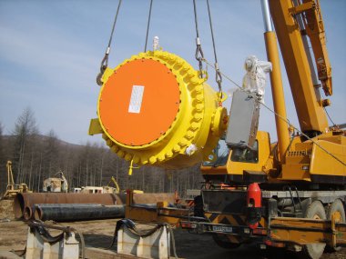 Sahalin, Rusya Federasyonu - 12 Kasım, 2014: Rise elektrikli sürücü ile mandal vinç.