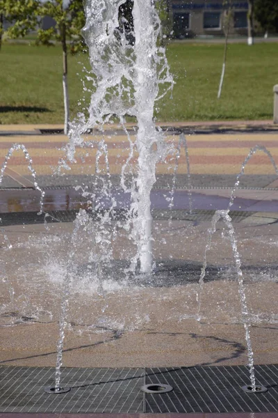 Salpicaduras Una Fuente Parque Hermosa Fuente Emitida Chorro Agua —  Fotos de Stock