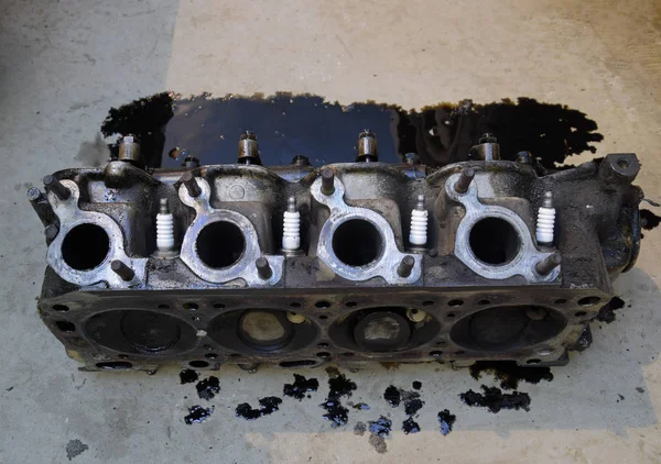 シリンダーのブロックの頭 修理のためにエンジンから取り除かれたシリンダーのブロックの頭部 エンジンオイルの部品 サービスの車のエンジン修理 — ストック写真