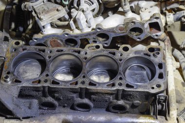 Dört silindirli motorun silindir bloğu. Tamir için parçalanmış motorlu araç. Motor yağının parçaları. Araç motoru tamiri serviste..