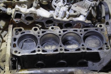 Dört silindirli motorun silindir bloğu. Tamir için parçalanmış motorlu araç. Motor yağının parçaları. Araç motoru tamiri serviste..