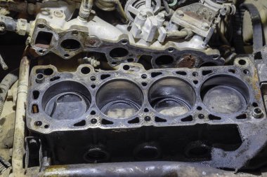 Dört silindirli motorun silindir bloğu. Tamir için parçalanmış motorlu araç. Motor yağının parçaları. Araç motoru tamiri serviste..