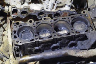 Dört silindirli motorun silindir bloğu. Tamir için parçalanmış motorlu araç. Motor yağının parçaları. Araç motoru tamiri serviste..