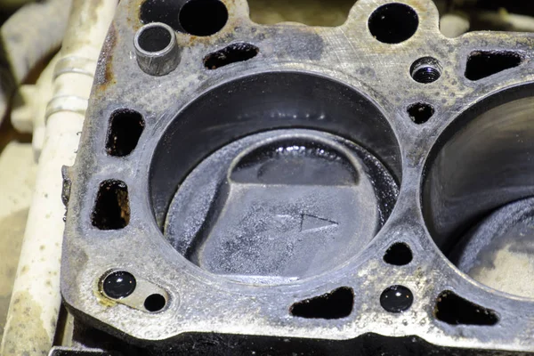 Fyrcylindriga Motorns Cylinderblock Demonterade Motorfordon För Reparation Delar Motorolja Reparation — Stockfoto