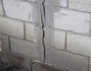 Beton duvar bir çatlak. Gri bloklar duvardan imha.