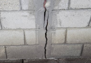 Beton duvar bir çatlak. Gri bloklar duvardan imha.