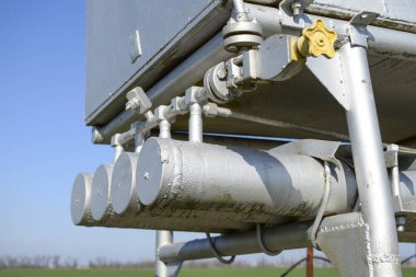 Dozaj ünitesi ve metanollü konteynır. Petrol ve gaz kuyuları için ilave ekipman.