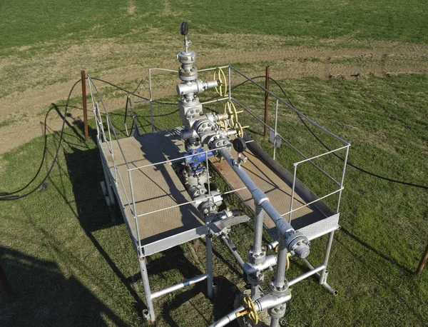 El equipo y las tecnologías en los campos petrolíferos. Pozo de petróleo — Foto de Stock