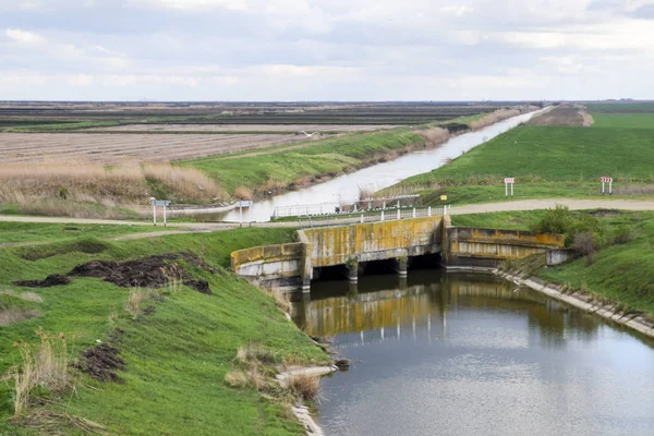 農業用水路を通して橋 ライス フィールドの灌漑システム — ストック写真