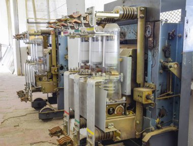 Vakum yüksek voltaj anahtarı. Pompa, Elektrik donatımı 