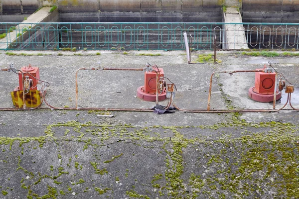 Válvulas para abrir tuberías de una estación de bombeo de agua. Pasarela ope — Foto de Stock