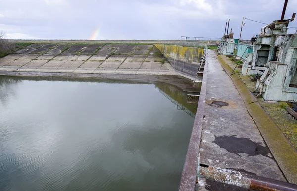 Ventiler för att öppna rör en vatten pumpstation. Gateway ope — Stockfoto