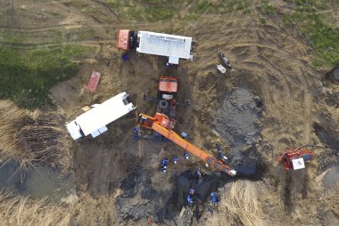 Su kanalı ile geçen gaz boru hattı bölüm tamiri. Onarım çalışmaları