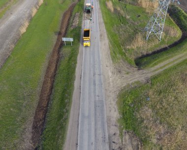 Üstten Görünüm yol onarım. Asfalt onarım için teknik. Asfalt kaplama değiştirme.