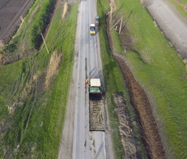 Üstten Görünüm yol onarım. Asfalt onarım için teknik. Asfalt kaplama değiştirme.