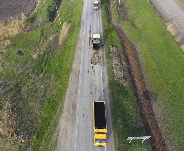 Vue de dessus de la réparation de la route. Techniques de réparation de l'asphalte. Remplacement de la chaussée asphaltée . — Photo