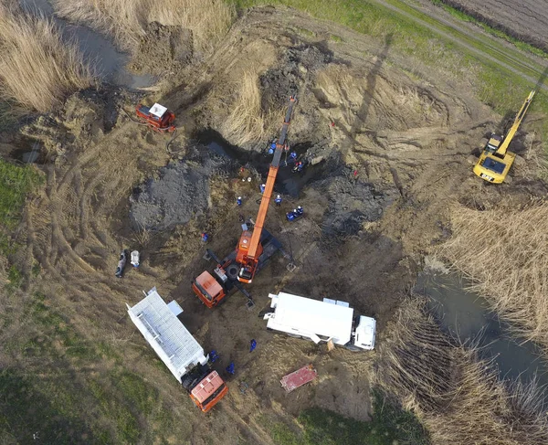 Reparatur des Gasleitungsabschnitts, der durch den Wasserkanal führt. Reparaturarbeiten — Stockfoto