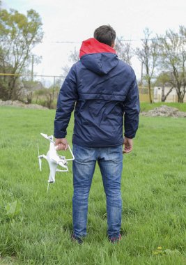 Quadrocopter onun elinde olan bir adam. Beyaz kvadrokopter hazırlamak için uçuş