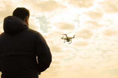 Bir adam elinde bir uzaktan kumanda ile. Gökyüzüne karşı drone uçuş kontrol. Hayalet.