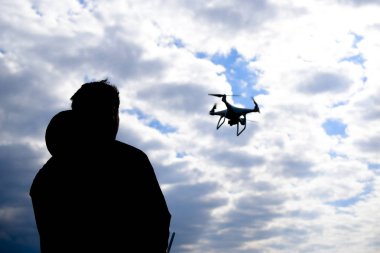 Bir adam elinde bir uzaktan kumanda ile. Gökyüzüne karşı drone uçuş kontrol. Hayalet.