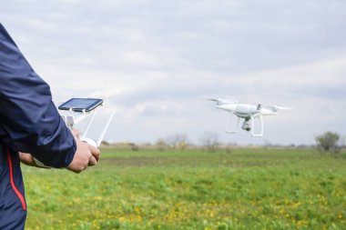 Bir adam elinde bir uzaktan kumanda ile. Uçak uçuş kontrolü. Hayalet