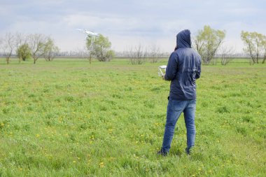Bir adam elinde bir uzaktan kumanda ile. Uçak uçuş kontrolü. Hayalet