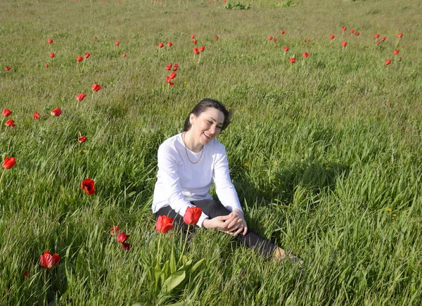 Güzel Peri Kız Lale Çiçekleri Arasında Bir Alanda Kırmızı Çiçekler — Stok fotoğraf