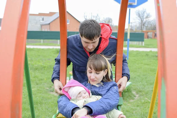 Jeune Couple Marié Avec Enfant Dans Une Aire Jeux Jeune — Photo