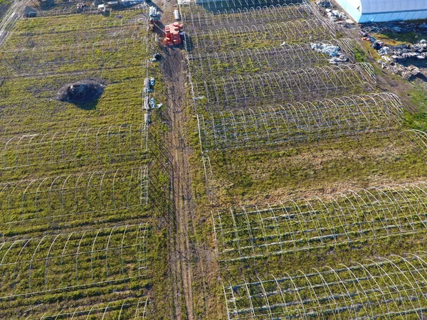 Cadres de serres, vue de dessus. Construction de serres sur le terrain. Agriculture, agrotechnique du terrain clos — Photo