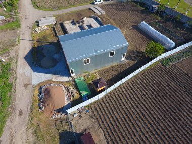 Binalar site. Hangar oluklu metal profilden. Evin temeli.