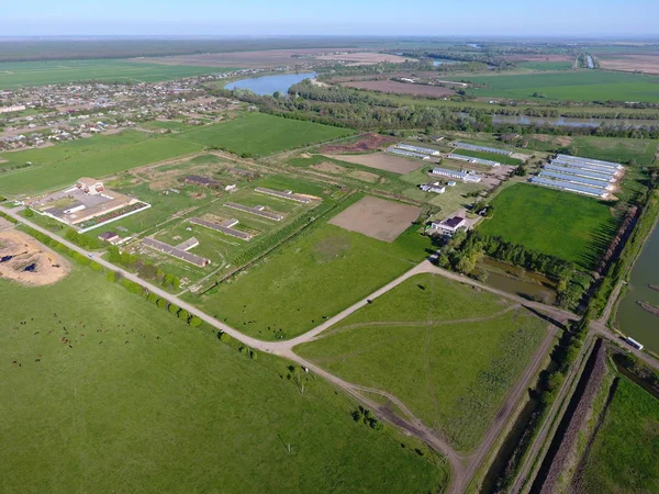 Rurale landschap. Bekijk van bovenaf. Aan de horizon is er een Pluimveebedrijf, een veld, bos riemen en een rivier — Stockfoto