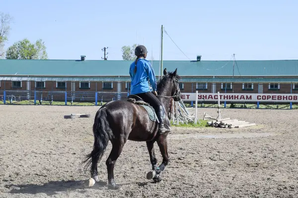Sporty konne i jeździectwo nastolatków. Horse Club. Dziewczyna jest na koniu. — Zdjęcie stockowe