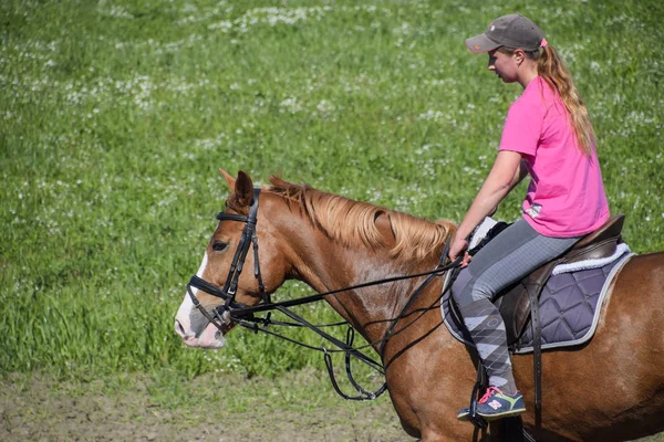代の若者とクラスノダール ロシア連邦 2017 馬術スポーツ 乗馬クラブ 女の子が馬に乗ってください — ストック写真