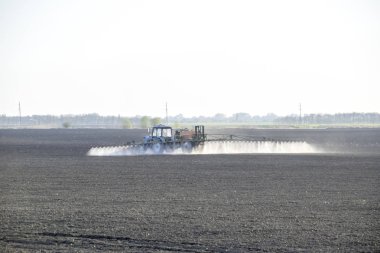 Traktör herbisit sahada püskürtülür. Kimya tarım.
