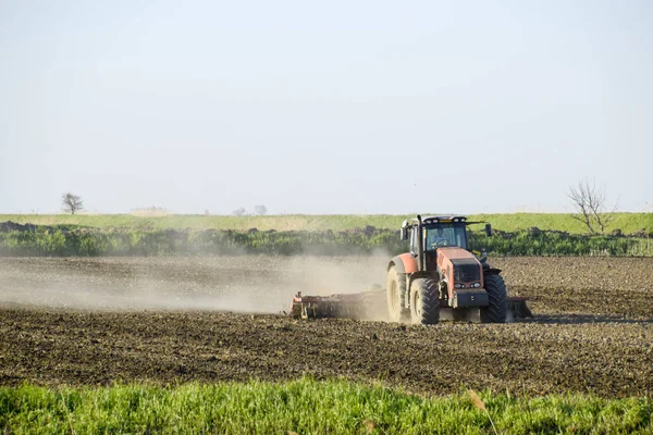 Egy Ekés Traktor Rakja Talajt Vetésre Szánt Földterület Talajművelése — Stock Fotó