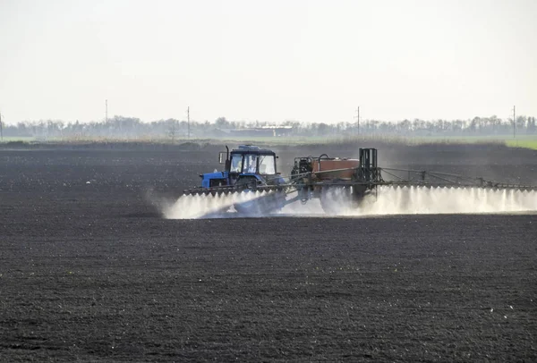 Traktor Menyemprotkan Herbisida Lapangan Kimia Bidang Pertanian — Stok Foto