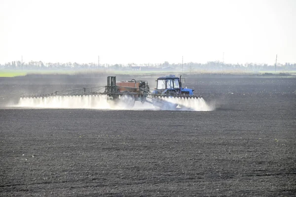 Traktör Herbisit Sahada Püskürtülür Kimya Tarım — Stok fotoğraf