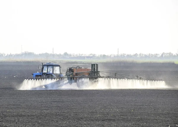 Traktor Menyemprotkan Herbisida Lapangan Kimia Bidang Pertanian — Stok Foto